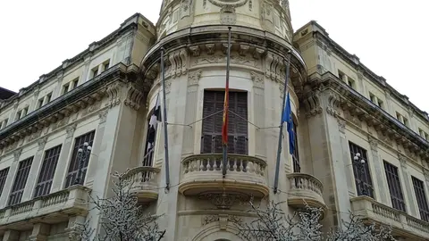 Las bandereas, a media asta en la 
Asamblea / C&eacute;sar Mart&iacute;n