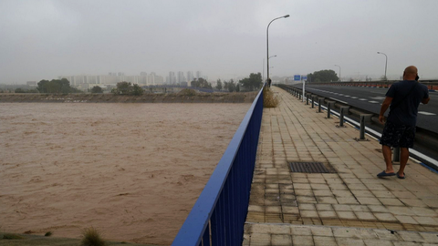 Un hombre observa el r&iacute;o desde un puente en Valencia / Las Provincias