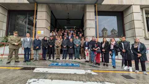 Minuto de silencio en Delegaci&oacute;n del Gobierno / Rafa B&aacute;ez