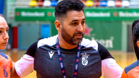 V&iacute;ctor Cach&oacute;n, entrenador de la AD Ceuta FC femenina