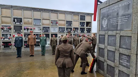 Momento en que se depositan las flores en recuerdo a los ca&iacute;dos en la Guerra de &Aacute;frica / COMGECEU