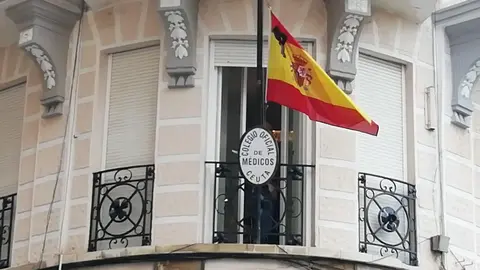 La bandera del COMCE, a media asta y con cresp&oacute;n negro/ Cedida