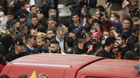 Felipe VI trata de mediar con la poblacion