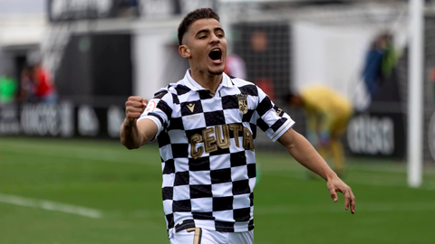 Aisar celebra el primer tanto ante el Real Murcia. Foto: AD Ceuta FC / P. Gallardo