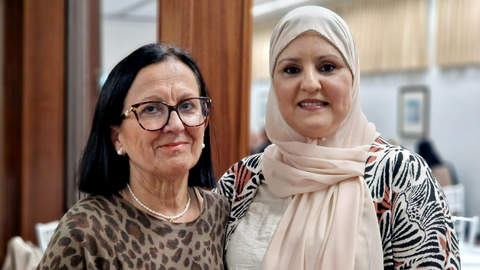 Rosana Piera, supervisora del Centro de Di&aacute;lisis, junto a Hanan Ahmed.auxiliar administrativo Alcer