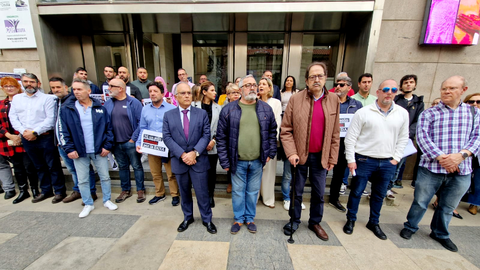 Concentraci&oacute;n a las puertas del Palacio Auton&oacute;mico en solidaridad con los afectados por la DANA / Laura Ortiz