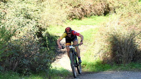 Ciclista compitiendo por los senderos de Garc&iacute;a Aldave