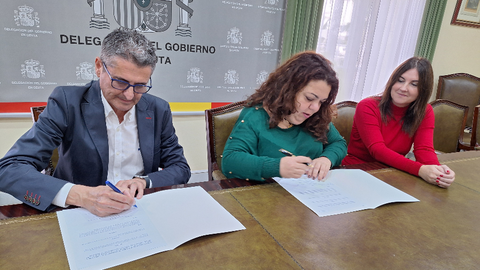 Momento de la firma del convenio entre la delegada del Gobierno y el presidente de la RFFCE