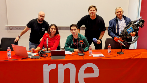 Parte del equipo de RTVE en el 100 aniversario de la radio. Foto: Rafa B&aacute;ez