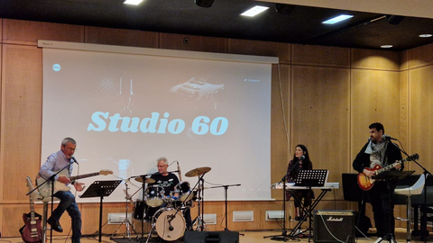El Grupo Studio 60 ha sido el encargado de poner el ritmo a esta presentaci&oacute;n / Laura Ortiz