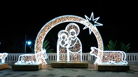 Luces navide&ntilde;as iluminando el Paseo de la Marina / C&eacute;sar Mart&iacute;n