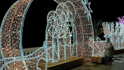 Luces navide&ntilde;as iluminando el Paseo de la Marina / C&eacute;sar Mart&iacute;n