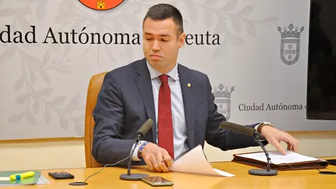  En esa carpeta verde a la que parece mirar Verdejo el la nota adhesiva que la corona reza: "Extractos de la cuenta bancaria". 