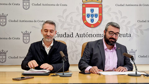 Sebasti&aacute;n Guerrero y Melchor Le&oacute;n, portavoz del PSOE y vicepresidente de la Mesa, durante una de sus comparecncias / Laura Ortiz