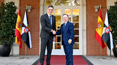 El presidente del Gobierno, Pedro S&aacute;nchez, y el presidente de la Ciudad Aut&oacute;noma de Ceuta, Juan Jes&uacute;s Vivas, durante el encuentro que han celebrado en La Moncloa. | Pool Moncloa / Borja Puig de la Bellacasa. La Moncloa, Madrid