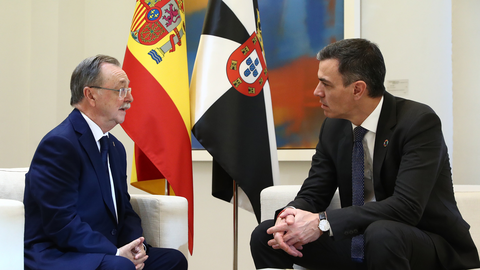 El presidente del Gobierno, Pedro S&aacute;nchez, y el presidente de la Ciudad Aut&oacute;noma de Ceuta, Juan Jes&uacute;s Vivas, durante el encuentro que han celebrado en La Moncloa. | Pool Moncloa / Fernando Calvo. La Moncloa, Madrid