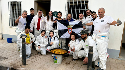 Los voluntarios ceut&iacute;es han disfrutado de una paella elaborada por uno de los vecinos de la zona 