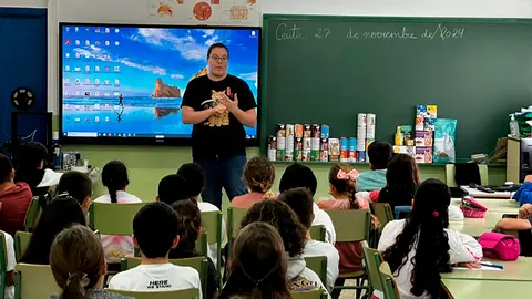 Alumnos del Ortega y Gasset durante una actividad aninalista en clase