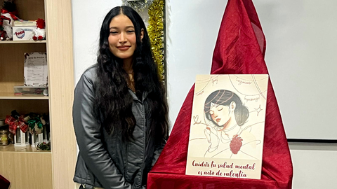 La ganadora posa junto al cartel por el que se ha llevado este reconocimiento