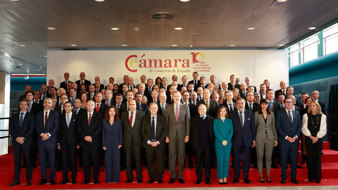 Felipe VI junto a los m&aacute;ximos dirigentes nacionales y territoriales de la C&aacute;mara de Comercio