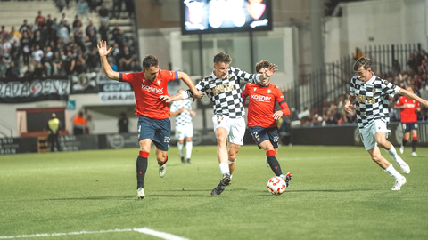 Aquino, jugador de la AD Ceuta FC, pelea el bal&oacute;n ante la zaga de Osasuna