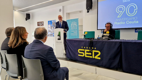 Joaqu&iacute;n Guirval, director de Radio Ceuta, durante la presentaci&oacute;n de la exposici&oacute;n por su 90&ordm; aniversario / Laura Ortiz
