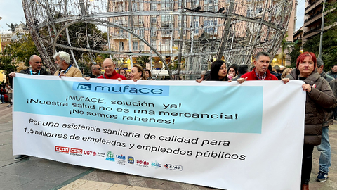 Cabecera de la concentraci&oacute;n por la situaci&oacute;n de MUFACE / Daniel Hern&aacute;ndez