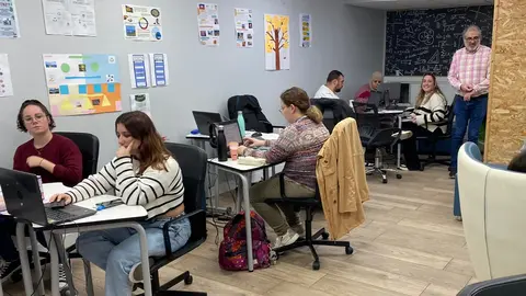 Alumnado de T&aacute;ndem trabajando en el aula.