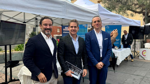 Karim Bulaix, presidente de la C&aacute;mara de Comercio, junto a Alberto C&aacute;rdenas y Enrique Villa, responsable de ventas de Var Group