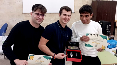 El ganador, en el centro de la imagen, junto a otros participantes en este torneo