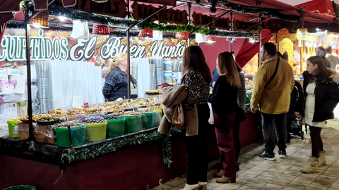 Los ceut&iacute;es no han dudado en acercarse a visitar el Mercadillo Navide&ntilde;o en esta primera jornada / Laura Ortiz