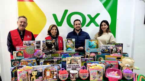 VOX entrega los juguetes recogidos a C&aacute;ritas Castrense