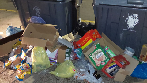 Basura depositada en las aceras