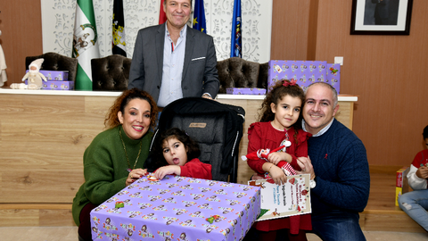 Mariam y Sara junto a sus padres y el presidente del Colegio de M&eacute;dicos