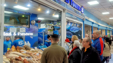 Los ceut&iacute;es apuran las horas de compras en el Mercado Central 