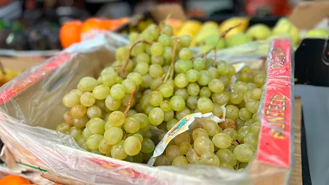 Uvas a granel en el Mercado Central - Daniel Hern&aacute;ndez