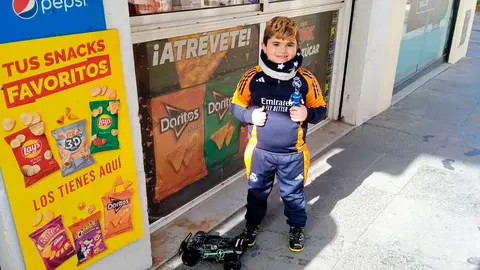 Ni&ntilde;o con su regalo de Reyes - C&eacute;sar Mart&iacute;n