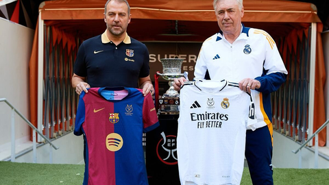 Carlo Ancelotti, entrenador del Real Madrid, y Hansi Flick, t&eacute;cnico del F&uacute;tbol Club Barcelona, han realizado el tradicional posado en el escenario de la final de la Supercopa de Espa&ntilde;a.