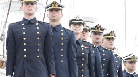 La princesa Leonor junto a parte de sus compa&ntilde;eros a bordo del 'Elcano' / Casa Real
