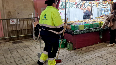 Una operaria de Servilimpce presta servicio durante la pasada Navidad _ Laura Ortiz
