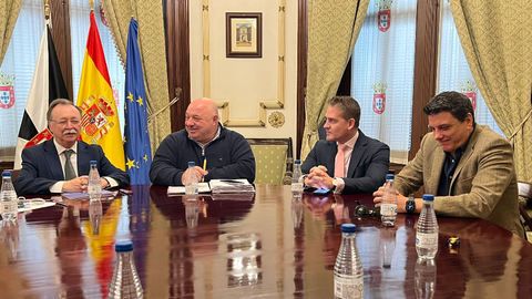 El presidente de la Ciudad se ha reunido este lunes con los representantes empresariales, en la foto, junto al consejero de Comercio y el presidente y el secretario general de la C&aacute;mara de Comercio _ Daniel Hern&aacute;ndez