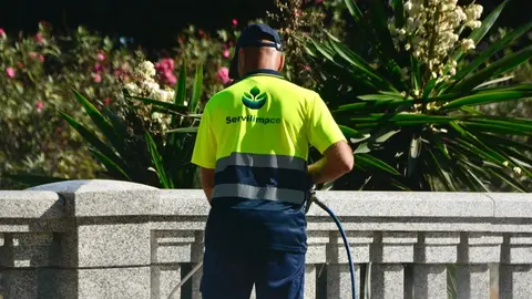 Un operario de Servilimpce
