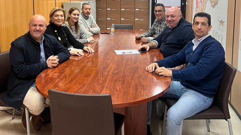 Encuentro entre los representantes de los trabajadores de UGT en el Puerta de &Aacute;frica y el consejero responsable _ UGT