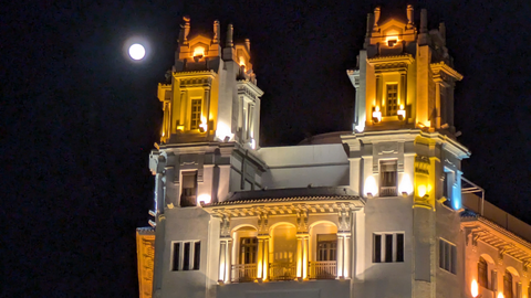 Luna de Lobo sobre el edificio Trujillo / Rafa B&aacute;ez