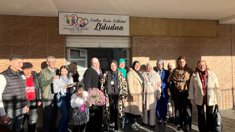 Voluntarios a las puertas del Centro Socio Cultural Lldudna