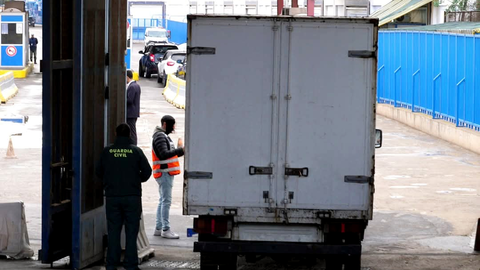 _Cami&oacute;n cruzando la frontera de Melilla. Foto_ delegada del Gobierno de Melilla