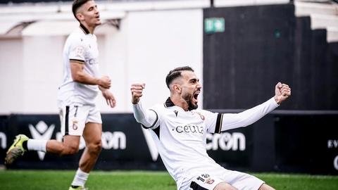 Sofiane celebra un tanto junto a Aisar. Foto: Zaki