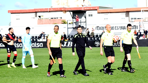 Gonzalo S&aacute;nchez junto a su equipo arbitral en el Murube. Foto: Rafa B&aacute;ez