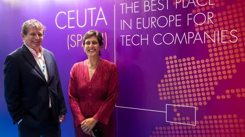 Enrique Reyes, en la imagen junto a la consejera de Hacienda, encabezar&aacute; la delegaci&oacute;n ceut&iacute; en Barcelona