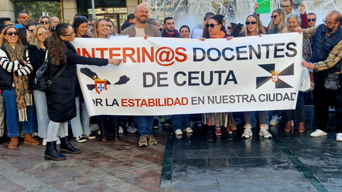 Interinos docentes durante su concentraci&oacute;n en la plaza de los Reyes / Archivo